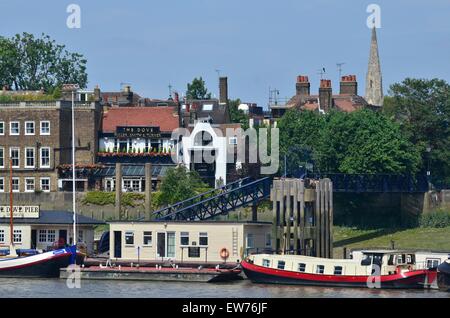 La pub Dove, Upper Mall, Hammersmith et bateaux sur la Tamise, Londres, Angleterre, Royaume-Uni Banque D'Images