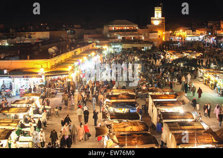 Mosquée bleue et de la place principale, Place Djemaa Djemma el Fna, juste après le coucher du soleil. Photo prise à l'entrée du labyrinthe de ruelles de le souk sur la plate-forme Banque D'Images