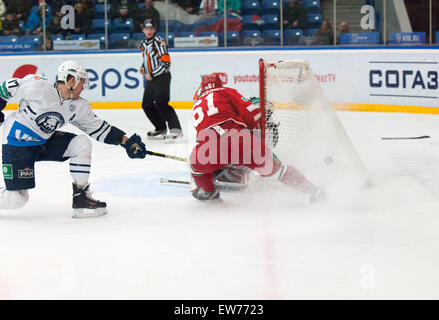 Moscou - le 10 janvier : Andrew Murray (17) défend la porte sur la partie de hockey vs Vityaz russe Medvezchak sur KHL le championnat de la ligue de hockey du premier ministre le 10 janvier 2015, à Moscou, Russie. Medvezcak a gagné 3:2 Banque D'Images