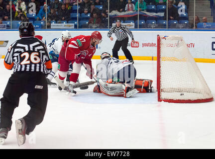 Moscou - le 10 janvier : C. Solodukhin (17) score sur match de hockey contre Vityaz russe Medvezchak sur KHL le championnat de la ligue de hockey du premier ministre le 10 janvier 2015, à Moscou, Russie. Medvezcak a gagné 3:2 Banque D'Images