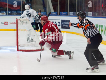 Moscou - le 10 janvier : C. Solodukhin (17) Le score en action sur la partie de hockey vs Vityaz russe Medvezchak sur KHL le championnat de la ligue de hockey du premier ministre le 10 janvier 2015, à Moscou, Russie. Medvezcak a gagné 3:2 Banque D'Images