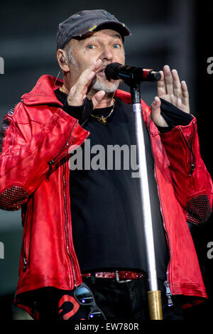 Milan Italie. 18 juin 2015. La star de rock italien Vasco Rossi effectue live au stade San Siro lors de la Tournée 'Live' 2015 Kom Banque D'Images