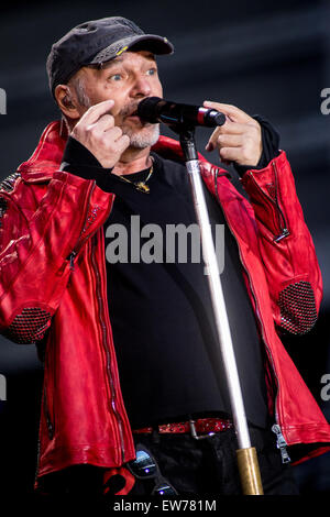 Milan Italie. 18 juin 2015. La star de rock italien Vasco Rossi effectue live au stade San Siro lors de la Tournée 'Live' 2015 Kom Banque D'Images