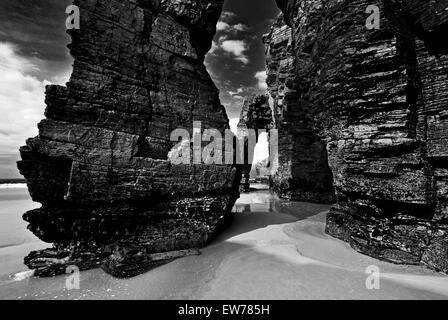 L'Espagne, la Galice : Etonnez rock arc à Cathedral's Beach (Praia comme catedrais) en version noir et blanc Banque D'Images