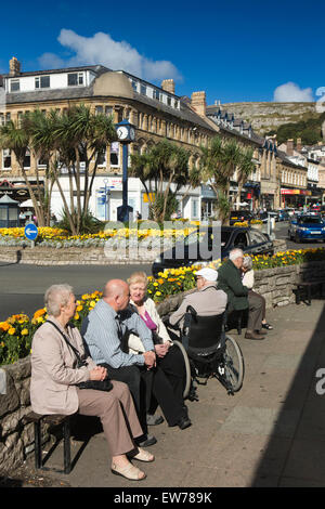 Royaume-uni, Pays de Galles, Conwy, Llandudno, les visiteurs assis au soleil à Mostyn Street et Gloddaeth Street junction Banque D'Images