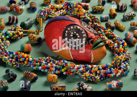 Kenyan en perles collier avec petite Cameroun'passeport" masque et West Africcan perles de verre Banque D'Images