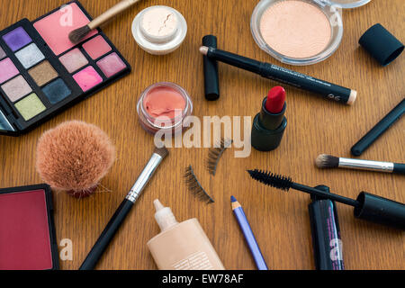 Différents produits de maquillage et les outils nécessaires pour mettre Banque D'Images