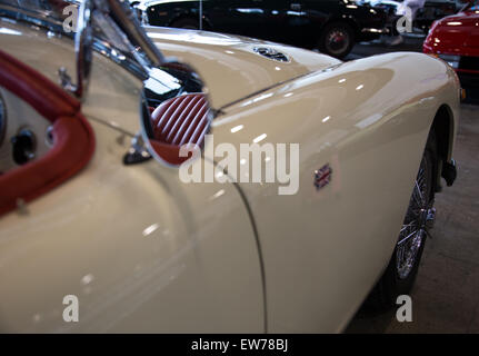 Rétroviseur chrome d'une voiture de sport vintage Banque D'Images