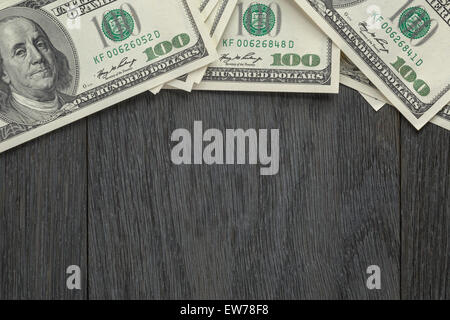 Frontière du dollar bills on wooden table Banque D'Images