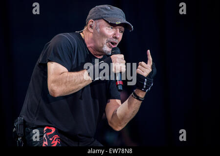 Milan Italie. 18 juin 2015. La star de rock italien Vasco Rossi effectue live au stade San Siro lors de la Tournée 'Live' 2015 Kom Banque D'Images