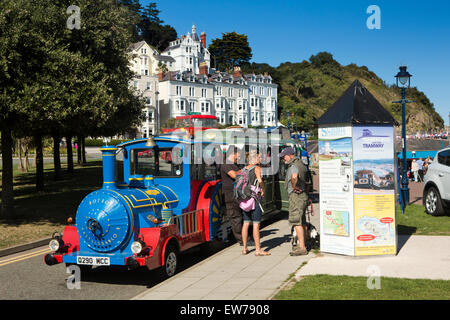 Royaume-uni, Pays de Galles, Conwy, Llandudno, Plage du Nord, les passagers à terre jusqu'à la gare de West Beach Banque D'Images