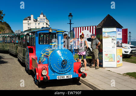 Royaume-uni, Pays de Galles, Conwy, Llandudno, Plage du Nord, les passagers à terre jusqu'à la gare de West Beach Banque D'Images