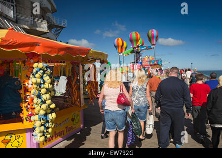 Royaume-uni, Pays de Galles, Conwy, Llandudno North Beach, les visiteurs sur le quai Banque D'Images
