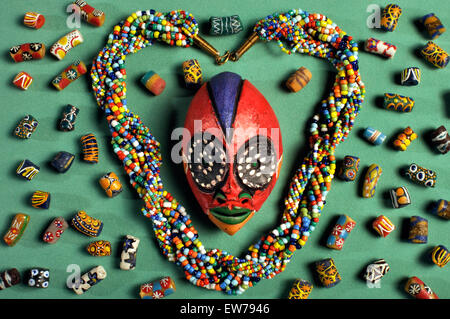 Kenyan en perles collier avec petite Cameroun'passeport" masque et perles de verre de l'Afrique de l'Ouest Banque D'Images