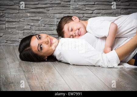 La mère et le fils de câlins sur le plancher Banque D'Images