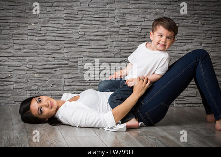 La mère et le fils de câlins sur le plancher Banque D'Images