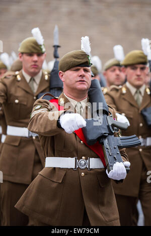 Les routes ont été fermées et des foules longeaient la rue dans le centre-ville de Cardiff ce matin en tant que la reine est arrivé à présenter de nouvelles regimenta Banque D'Images