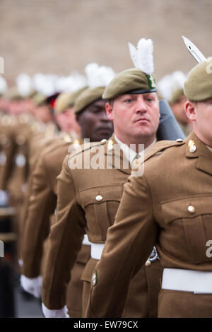 Les routes ont été fermées et des foules longeaient la rue dans le centre-ville de Cardiff ce matin en tant que la reine est arrivé à présenter de nouvelles regimenta Banque D'Images