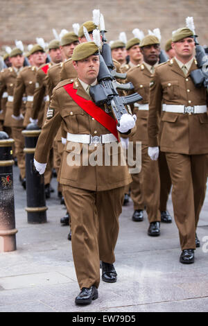 Les routes ont été fermées et des foules longeaient la rue dans le centre-ville de Cardiff ce matin en tant que la reine est arrivé à présenter de nouvelles regimenta Banque D'Images