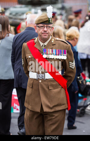 Les routes ont été fermées et des foules longeaient la rue dans le centre-ville de Cardiff ce matin en tant que la reine est arrivé à présenter de nouvelles regimenta Banque D'Images