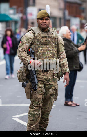 Les routes ont été fermées et des foules longeaient la rue dans le centre-ville de Cardiff ce matin en tant que la reine est arrivé à présenter de nouvelles regimenta Banque D'Images