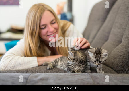 Jeune femme avec chaton Banque D'Images