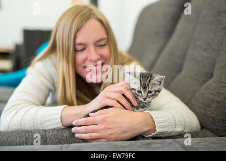 Jeune femme avec chaton Banque D'Images