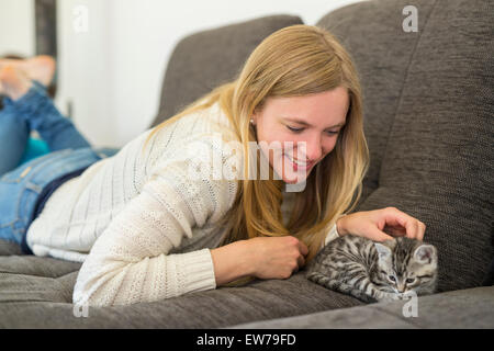 Jeune femme avec chaton Banque D'Images