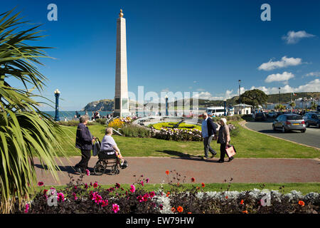 Royaume-uni, Pays de Galles, Conwy, Llandudno, Gloddaeth Street War Memorial, obélisque et horloge florale Banque D'Images