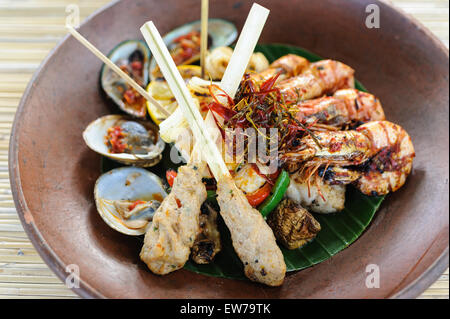 Poissons et fruits de mer de style indonésien avec sate, gambas grillées et de fruits de mer. Banque D'Images