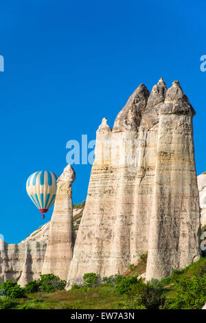 Scenic cheminées de fées paysage avec ballon à air chaud, Goreme, Cappadoce, Turquie Banque D'Images