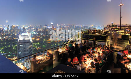 Bangkok, Thaïlande - avril 15,2015 : Bangkok by night vue d'un bar sur le toit avec de nombreux touristes profitant de la scène Banque D'Images