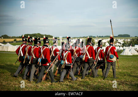 Les Lions Mound, Belgique . 18 Juin, 2015. Waterloo, de reconstitution historique de différents pays se sont réunis à Waterloo pour participer à la commémoration du 200e anniversaire de la bataille de Waterloo. 18 Juin, 1815. Des hommes vêtus de l'uniforme militaire du 19e siècle mars dans un camp à Waterloo, Belgique, le 18 juin 2015. De reconstitution historique de différents pays se sont réunis à Waterloo pour participer à la commémoration du 200e anniversaire de la bataille de Waterloo, donnant vie à la bataille légendaire passe le 18 juin 1815. Credit : Zhou lei/Xinhua/Alamy Live News Banque D'Images