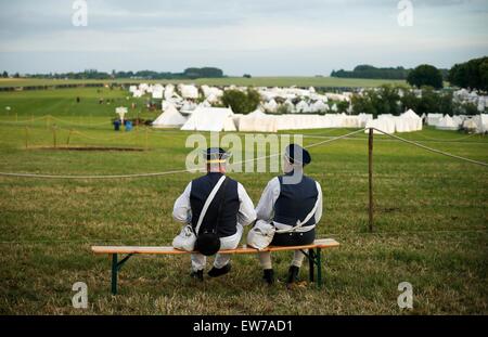 Les Lions Mound, Belgique . 18 Juin, 2015. Waterloo, de reconstitution historique de différents pays se sont réunis à Waterloo pour participer à la commémoration du 200e anniversaire de la bataille de Waterloo. 18 Juin, 1815. Deux hommes habillés en costume du 19e siècle s'asseoir sur un banc dans un camp à Waterloo, Belgique, le 18 juin 2015. De reconstitution historique de différents pays se sont réunis à Waterloo pour participer à la commémoration du 200e anniversaire de la bataille de Waterloo, donnant vie à la bataille légendaire passe le 18 juin 1815. Credit : Zhou lei/Xinhua/Alamy Live News Banque D'Images