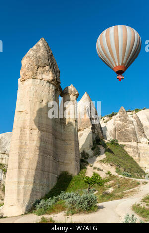 Scenic cheminées de fées paysage avec ballon à air chaud, Goreme, Cappadoce, Turquie Banque D'Images