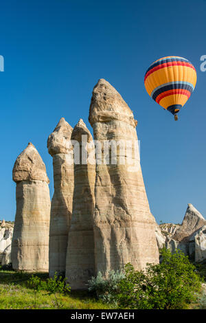 Scenic cheminées de fées paysage avec ballon à air chaud, Goreme, Cappadoce, Turquie Banque D'Images