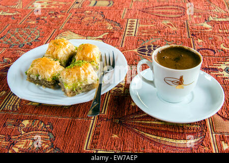 Plaque avec baklava traditionnel sweet turc et tasse de café turc Banque D'Images