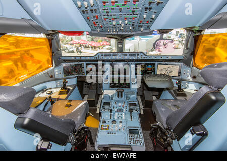 Vue de l'intérieur du cockpit de l'Qatar Airways Airbus A350-900 Banque D'Images