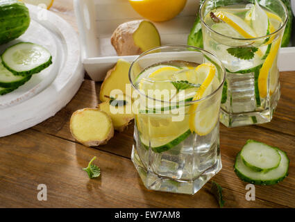 L'eau douce avec le citron, la menthe et le concombre sur un fond de bois. Selective focus Banque D'Images