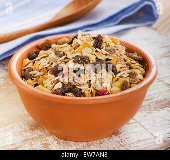Bol de muesli sur une table en bois. Selective focus Banque D'Images