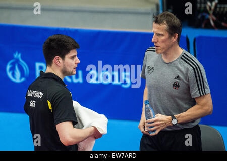 Baku, Azerbaïdjan. 19 Juin, 2015. Joueur de tennis de table de l'Allemagne Dimitrij Ovtcharov (L) parle à coach Joerg Rosskopf chez les hommes lors de la demi-finale Bakou 2015 jeux européens à Bakou Sports Hall à Bakou, Azerbaïdjan, 19 juin 2015. Photo : Bernd Thissen/dpa/Alamy Live News Banque D'Images