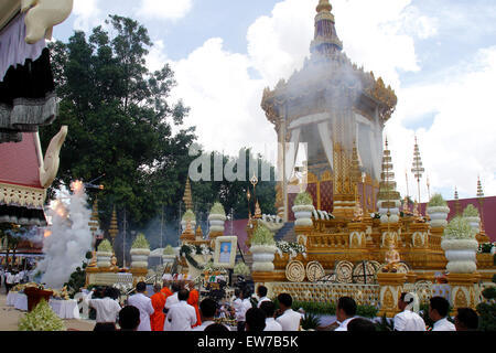 Phnom Penh, Cambodge. 19 Juin, 2015. La fumée s'élève du bûcher site de crémation de l'ex-Parti du peuple cambodgien (PPC) le chef et le président du Sénat Chea Sim à Phnom Penh, Cambodge, 19 juin 2015. Des foules de personnes se sont présentés le vendredi à soumissionner leurs derniers adieux à l'ancien parti du peuple cambodgien (PPC) le chef et le président du Sénat Chea Sim à une sur-mesure, bûcher à côté du Palais Royal de la capitale. Credit : Sovannara/Xinhua/Alamy Live News Banque D'Images