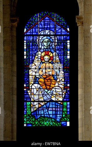 Norwich, Norfolk, Angleterre. Cathédrale de Norwich (1096-1145) millénaire transept nord vitraux (par John Hayward). Banque D'Images