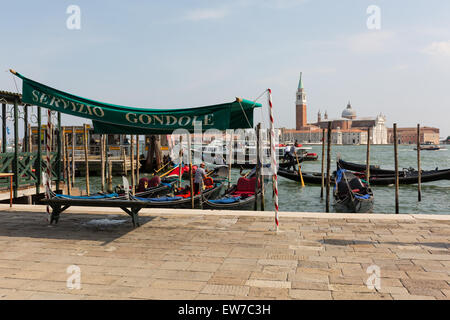 Servizio Gondole espace d'attente pour les touristes en gondole à Venise Italie Banque D'Images