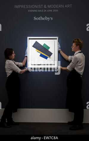 Londres, Royaume-Uni. 19 juin 2015. Sotheby's show personnel Kazimir Malevich, uprematism «, 18e Construction' (est. £20-£30m), chez Sotheby's Impressionist, moderne et d'art contemporain, d'aperçu avant de la vente le 24 juin 2015. Les principaux sont la vente de Kazimir Malevich, 'uprematism, 18e Construction' et Édouard Manet's 'Le Bar aux Folies-Bergère aux'. Crédit : Stephen Chung / Alamy Live News Banque D'Images