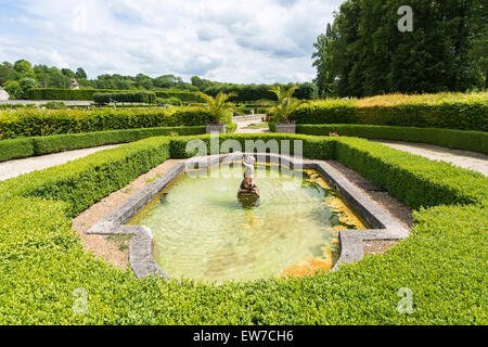 Étang et pierre fontaine chérubin en jardins, Domaine de Villarceaux, près de Chaussy, Ile-de-France, le nord de la France Banque D'Images