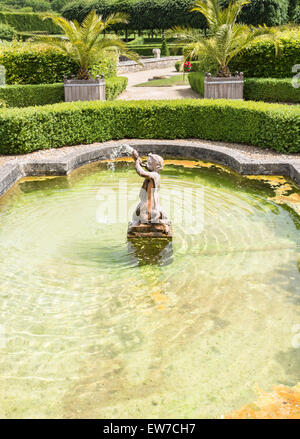 Étang et pierre fontaine chérubin en jardins, Domaine de Villarceaux, près de Chaussy, Ile-de-France, le nord de la France Banque D'Images