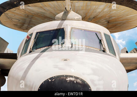 HATZERIM, ISRAËL - 27 avril 2015 : Northrop Grumman E-2 Hawkeye Banque D'Images