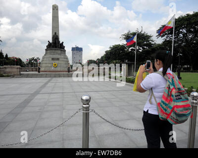 Manille, Philippines. 19 Juin, 2015. Un étudiant prend une photo du monument Rizal Luneta Park dans, sur le 154e anniversaire de la naissance du nationaliste philippin Dr Jose Rizal. Cette année marque le 154e anniversaire de la naissance de la révolution nationaliste qui a inspiré un contre les Espagnols à la fin du xixe siècle. © Richard James Mendoza/Pacific Press/Alamy Live News Banque D'Images