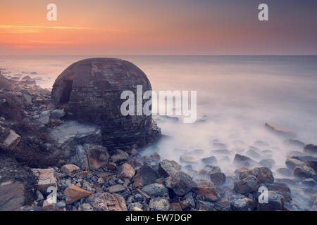 Ruines du bunker abandonné sur Azkorri plage au coucher du soleil Banque D'Images